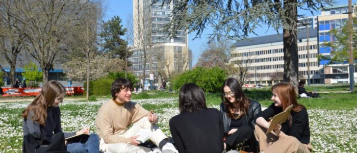 étudiants qui discutent dans l’herbe