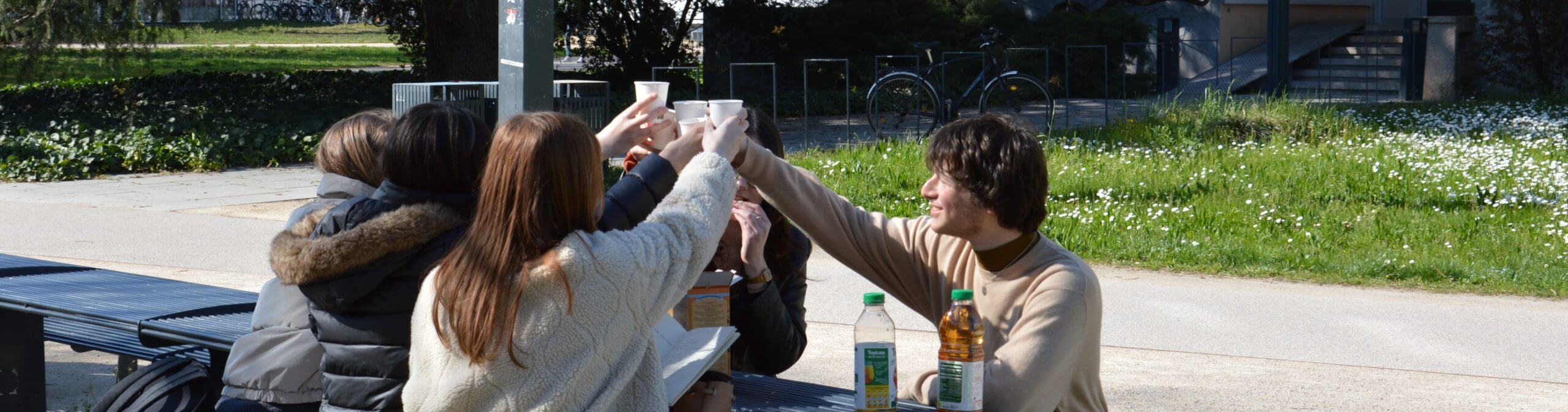 Photo des membres de l'ADJU levant leur verres pour trinquer