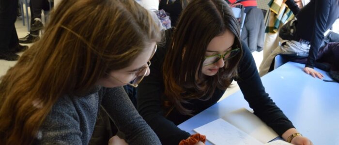 étudiantes en train de s’instruire sur un livre en japonais