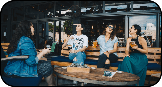 étudiants qui trinquent en terrasse